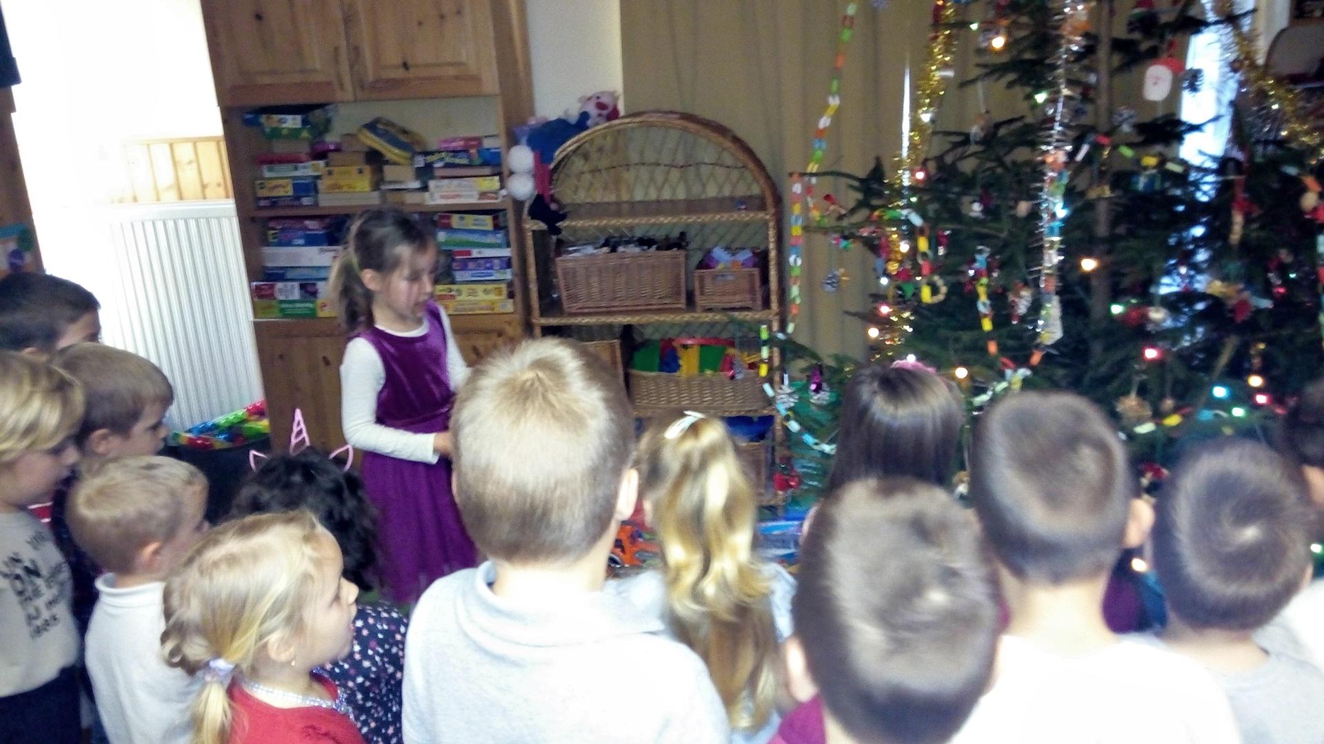 December végén mindkét csoportunkban karácsonyi ünnepélyt tartottunk. Az ünnepi hangulatot a csoportszoba feldíszítésével, közös énekléssel, verseléssel, karácsonyi dallamok teremtettük meg. Az ünnep alkalmából karácsonyfával és új játékokkal leptük meg óvodásainkat. A délelőttöt ünnepi ebéddel zártuk.