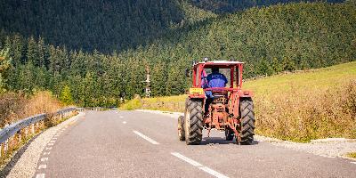 Módosulhatnak a mezőgazdasági gépek közúti közlekedésének szabályai!